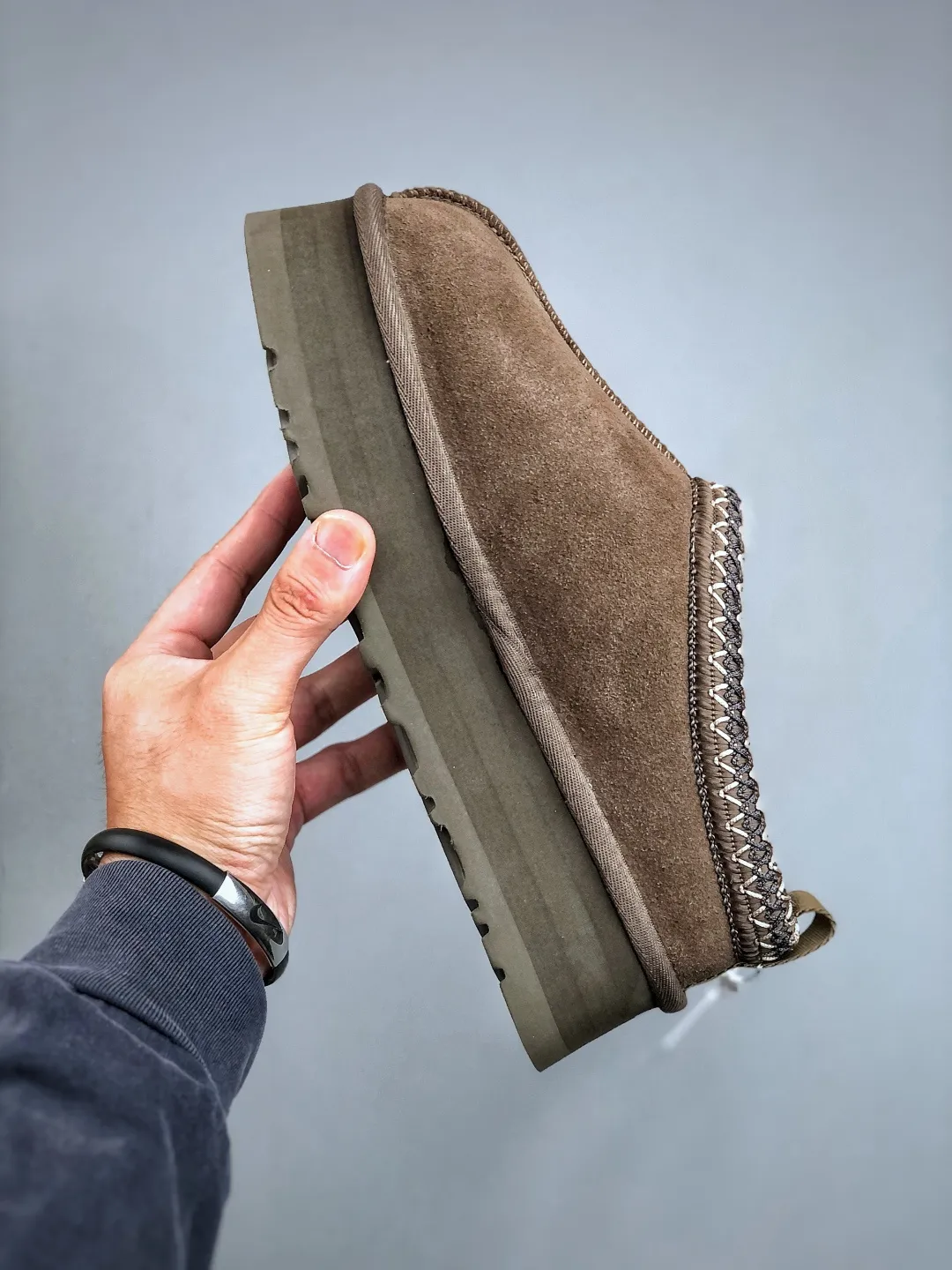 Local self-pickup💰560 supports store placement. The top version on the market. UGG Tazz ethnic style thick-soled women's model. Xiaohongshu's hot model. Produced by a major foreign trade factory in Guangzhou. From toe to insole, genuine sheep fur. Independent outer box packaging. Chip. With waterproof technology. Differentiating from any version on the market. 5cm thick sole. Independently developed original outsole. Cashmere insole. Keep warm when going out in winter. It is a very suitable choice for home use. In the new year, uug has launched a style series, which is partially biased towards the preferences of young consumers. It has also moved to the forefront of fashion trends. Shoe body material. Water-repellent coated suede upper. 17mm UGGPURE™ implanted wool insole. Lightweight non-slip and comfortable rubber outsole. With brand LOGO. With full packaging. Size: 35-40
